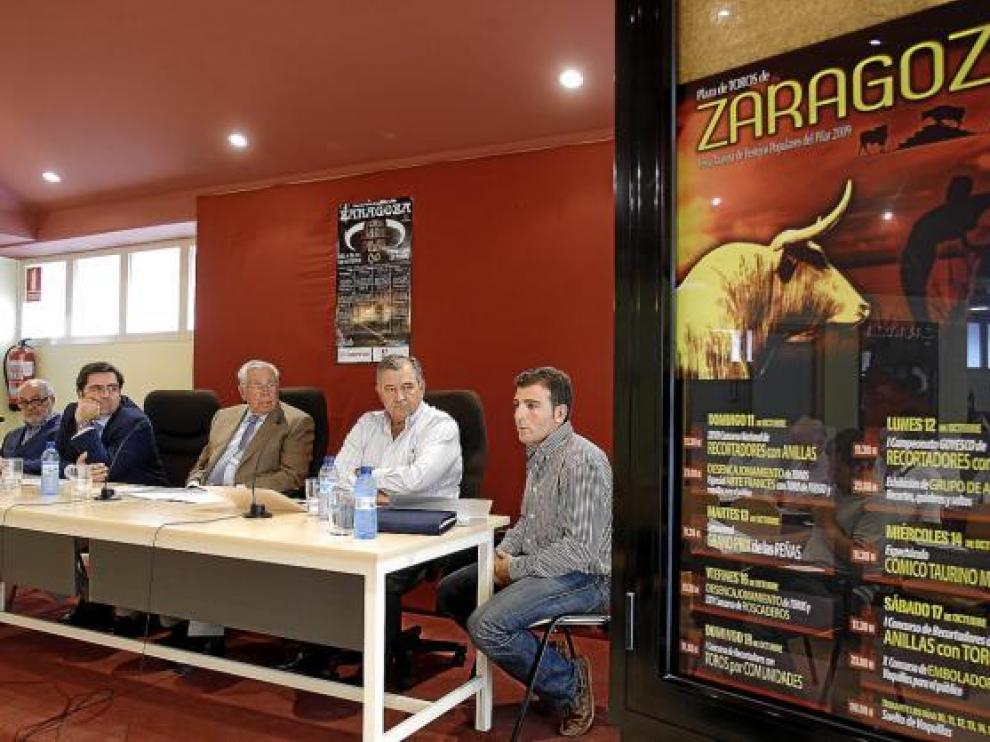 La empresa Taurodelta al completo, ayer, durante el acto de presentación de los carteles.