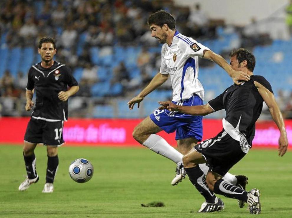 El zaragocista Javier Arizmendi se marcha de un jugador rival, en el Trofeo Carlos Lapetra.