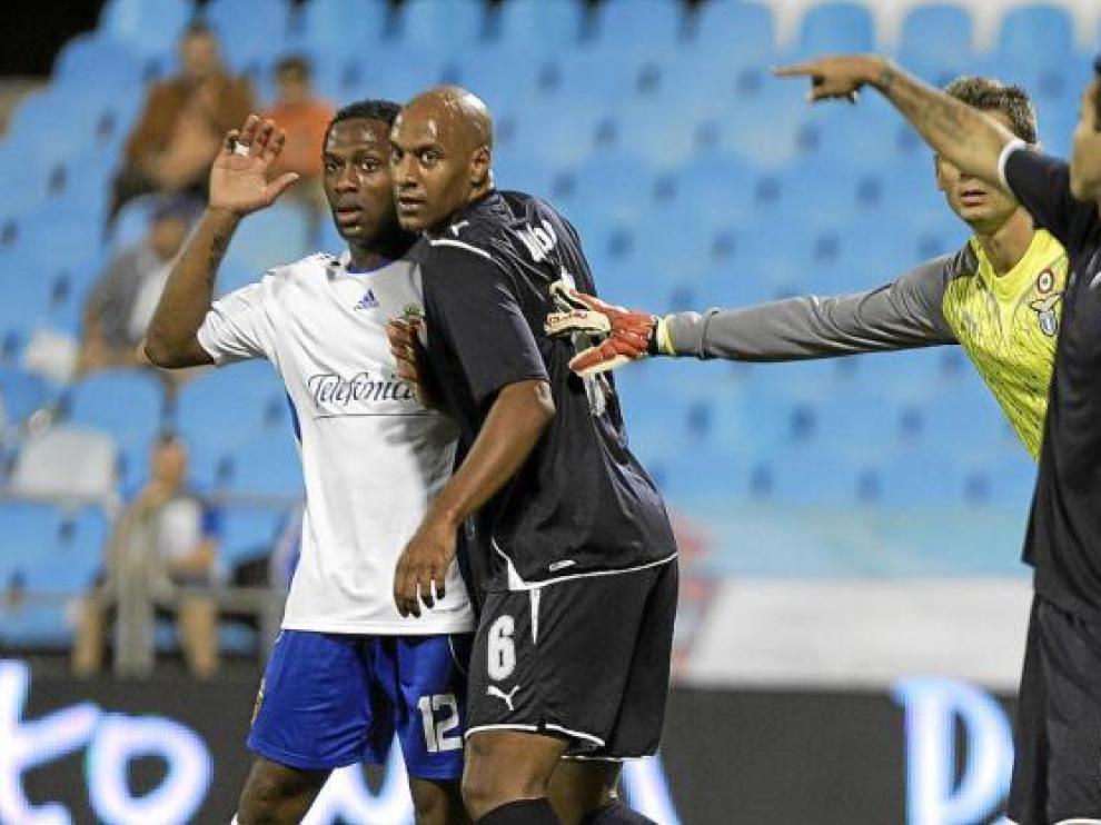 El zaragocista Songo'o se prepara para intervenir en un córner, en el partido de ayer ante el Lazio.