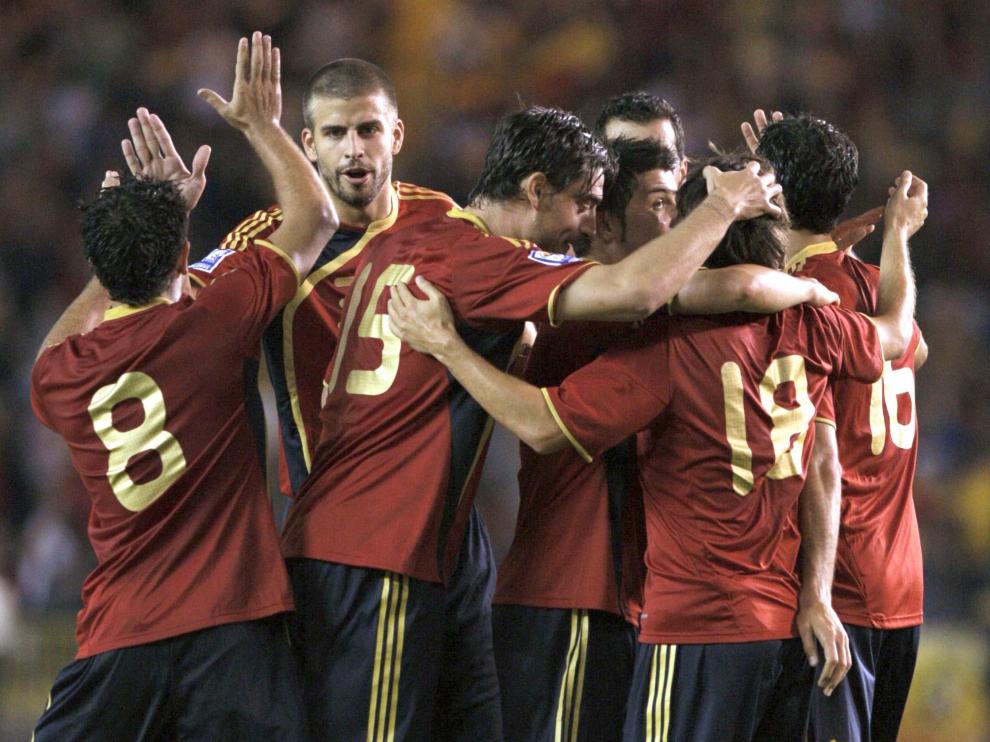 Abrazos por el triunfo de la selección