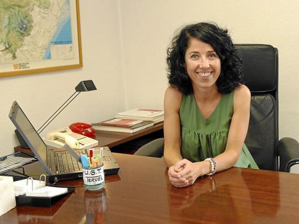 Fina Lanzuela, en su despacho, en la sede provincial de UGT-Teruel.