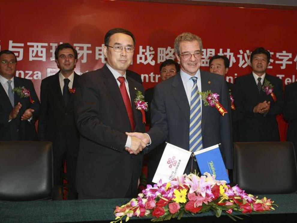 Imagen de la firma entre César Alierta (d) y Chang Xiaobing (i)