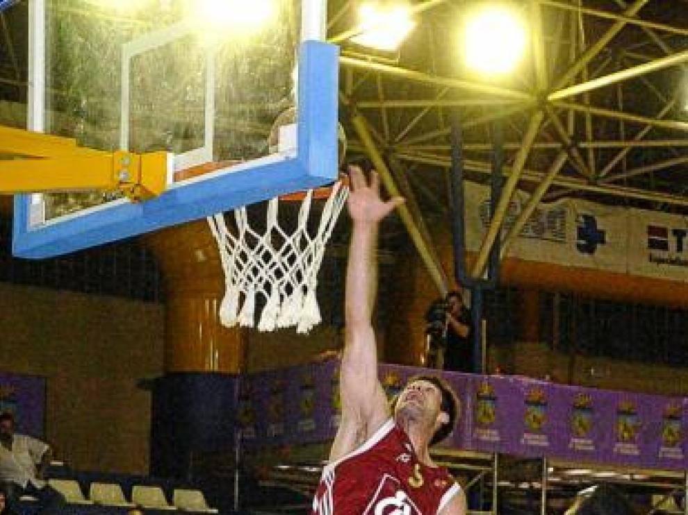 Kiefer intenta un palmeo en el partido de ayer en Guadalajara.