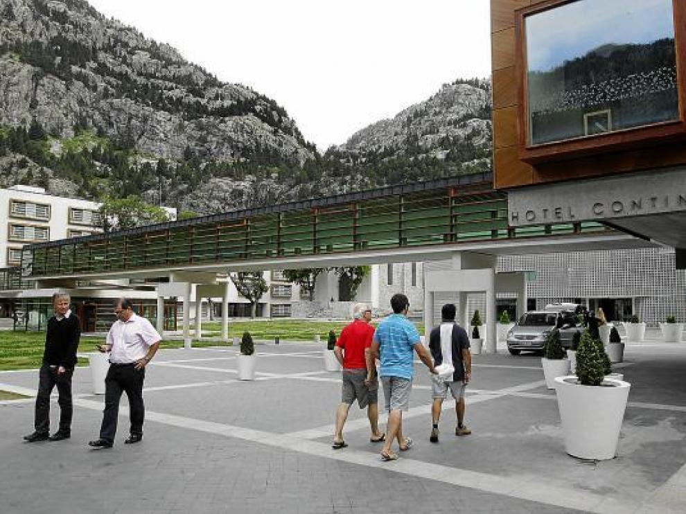 Visitantes en el balneario de Panticosa el pasado mes de agosto.