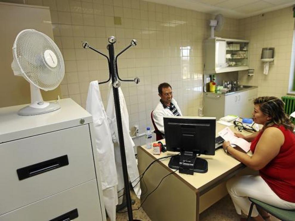 Un ventilador remueve el aire en una de las consultas sin climatización.