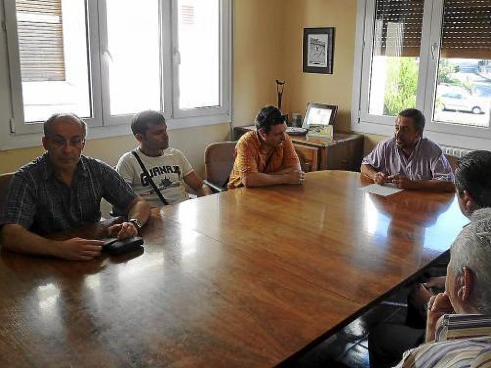 El alcalde de Sabiñánigo, que preside la mesa, se reunió ayer con el comité de Alcoa.