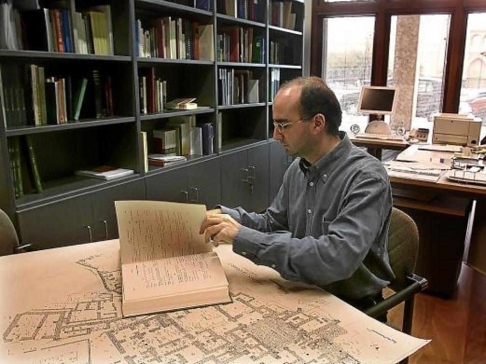 Un investigador trabajando en el IEIOP, en una imagen de archivo.
