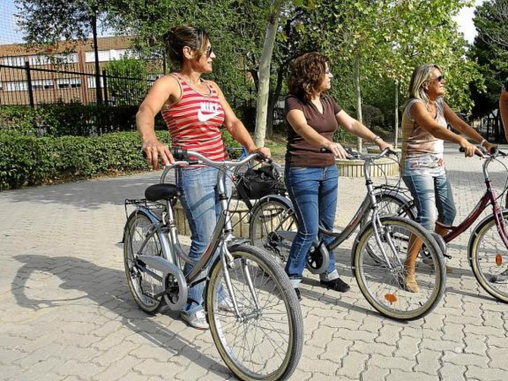 Perico y las alumnas que ayer empezaban el curso para aprender a montar en bici en el parque de Torrerramona de Zaragoza.