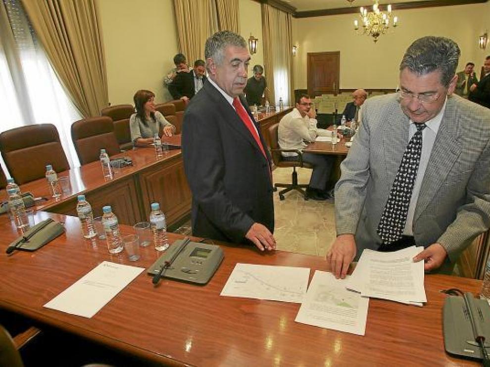 El presidente de la Diputación, Arrufat, y el portavoz socialista, Castellano, revisan documentos.