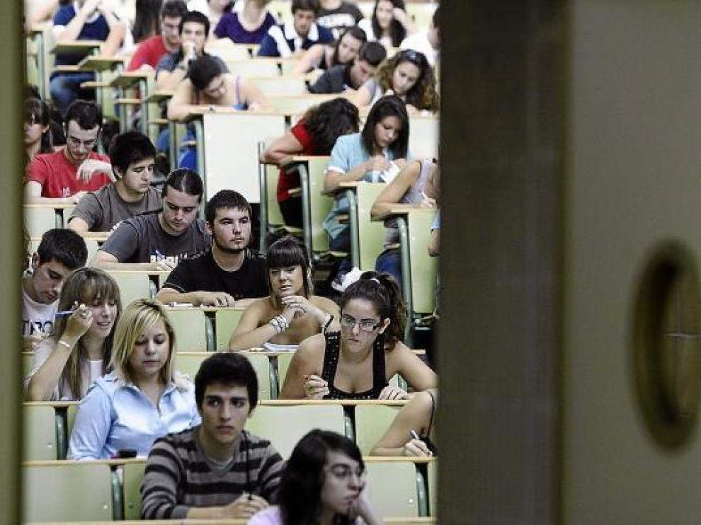 Siete de cada diez alumnos aragoneses terminan la ESO en el año que les corresponde