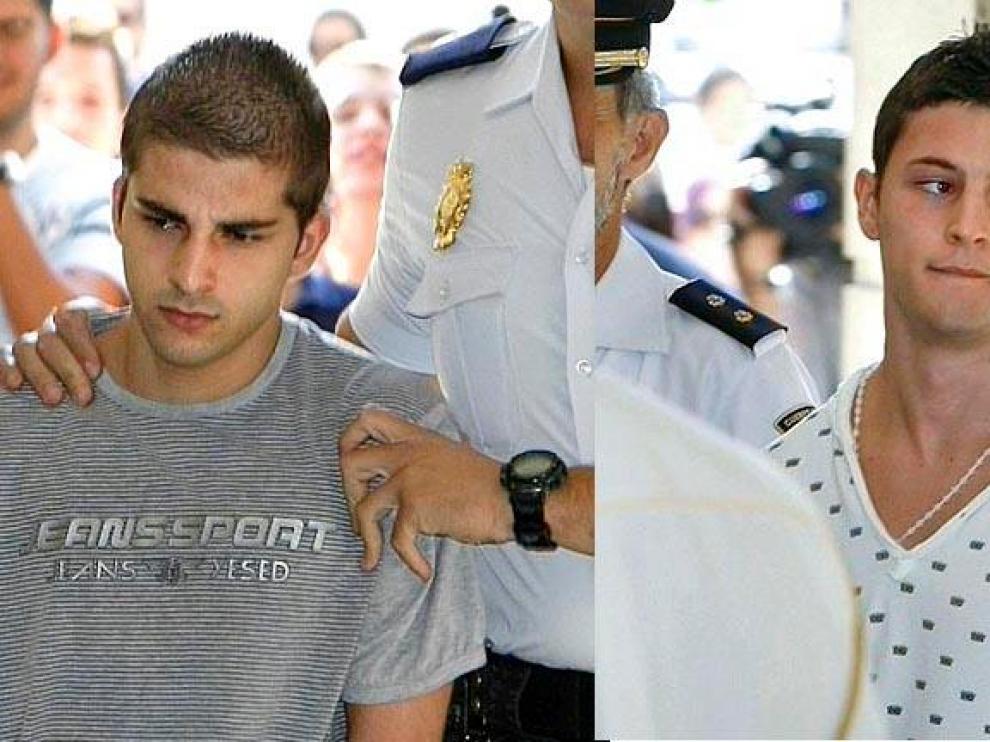 Miguel Carcaño (i) y Samuel Benítez (d) a su llegada a los juzgados