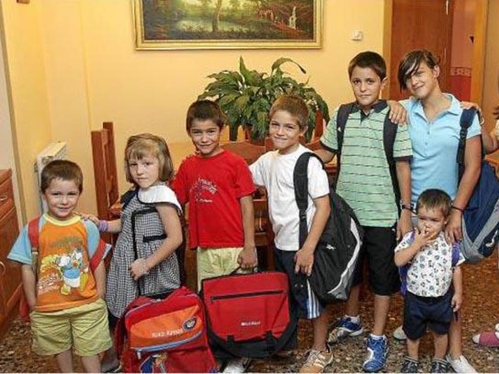 De izquierda a derecha, Raúl (2º Infantil), María (1º Primaria), Jorge (2º Primaria), José (4º Primaria), Eduardo (6º Primaria), Teresa (1º ESO), Isabel (3º ESO) y Juan (4º ESO). Delante, el pequeño Fernando, de 2 años.