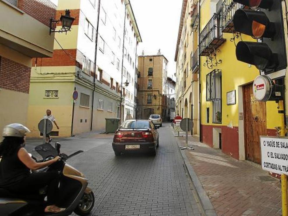 Algunos vehículos esperan que el semáforo de la calle de San Martín se ponga verde.