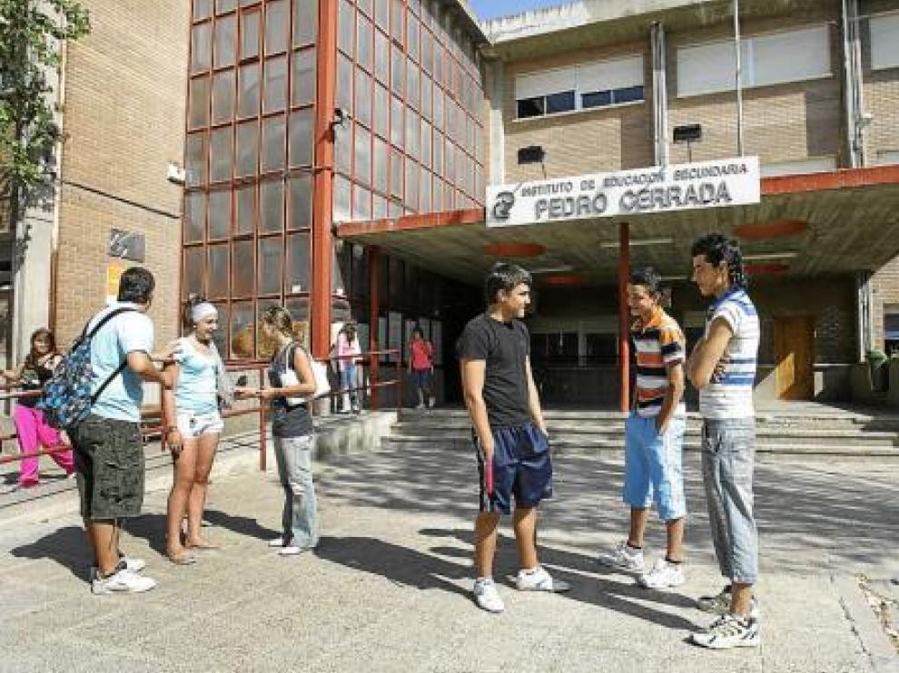 Varios alumnos, ayer, a las puertas del antiguo instituto de Utebo.