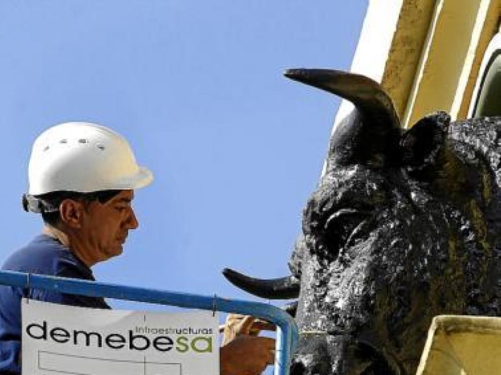 Últimos toques a una de las cabezas de toro de la fachada.