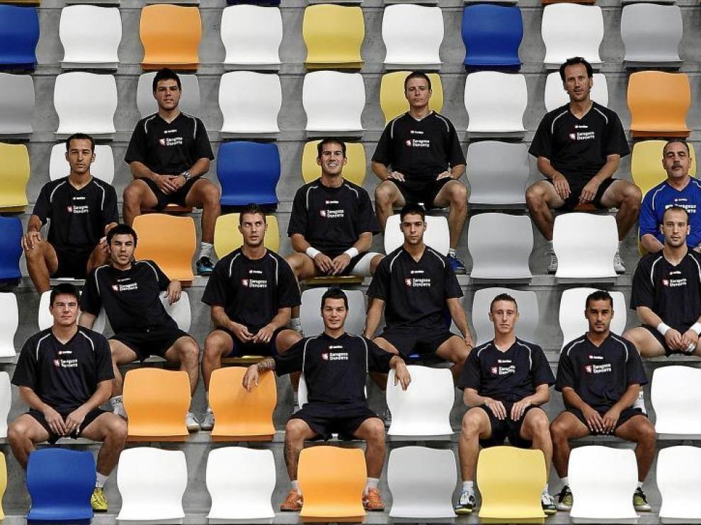 El equipo zaragozano posa en el Pabellón Siglo XXI.
