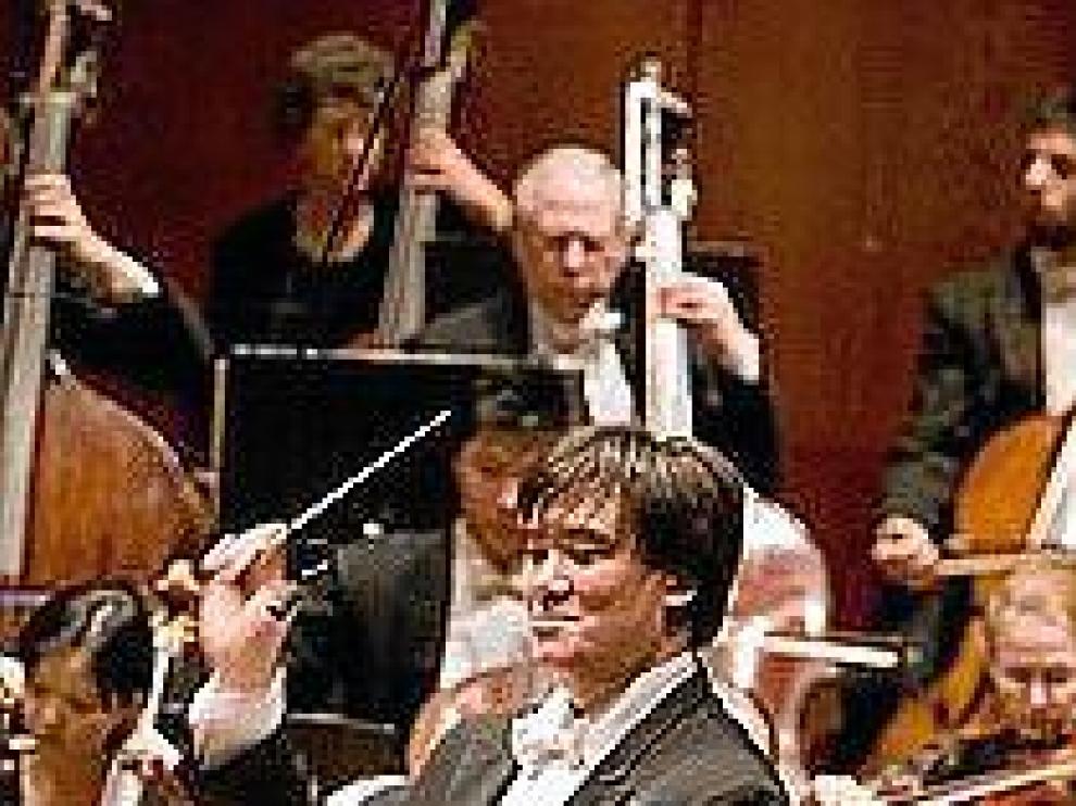 Arriba, el nuevo director de la Filarmónica de Nueva York, Alan Gilbert. Junto a estas líneas, el dúo de piano Moreno y Gistáin. Arriba, a la derecha, la soprano Didonato, y en el centro, Frans Brüggen.