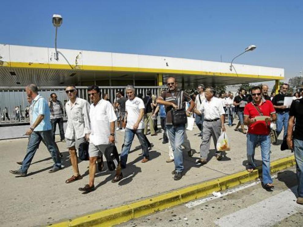Salida de los trabajadores de General Motors España en Figueruelas, ayer.