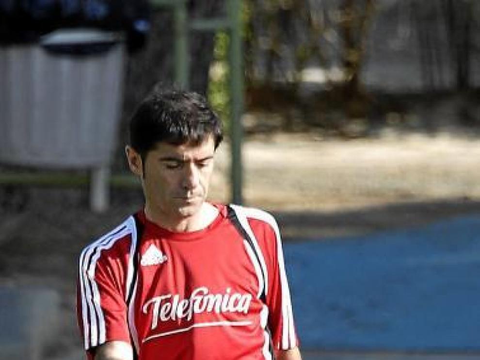 Un serio Marcelino golpea el balón durante el ensayo de ayer.