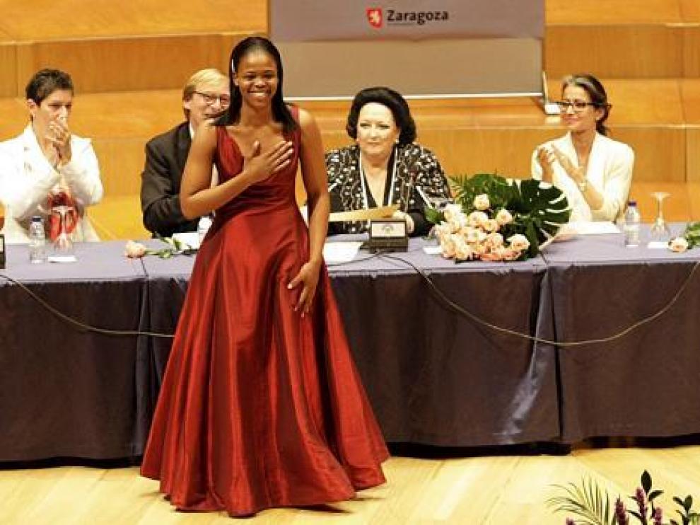 Pretty Yende agradece el galardón en presencia de la gran soprano Montserrat Caballé y el jurado.