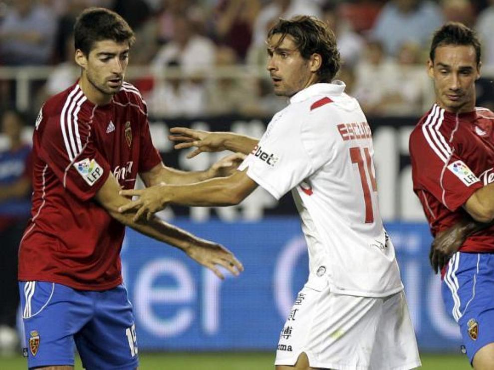 Arizmendi y Pablo Amo pugnan con los jugadores del Sevilla.