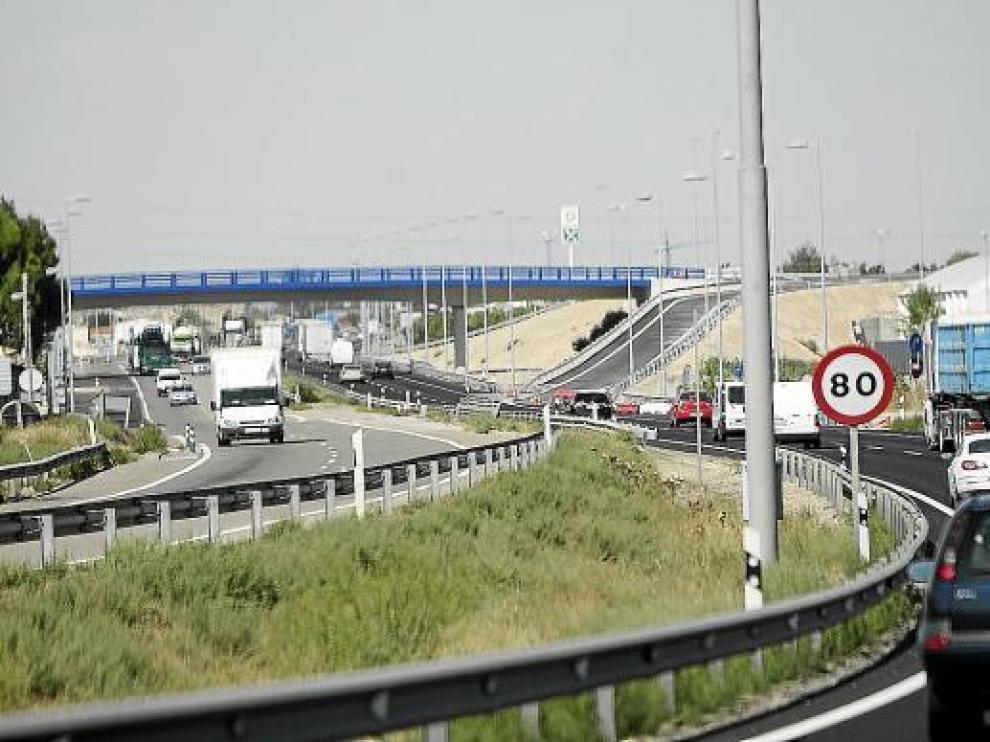 La señalización del paso elevado sobre la A-68 ya está lista y las obras casi concluidas.