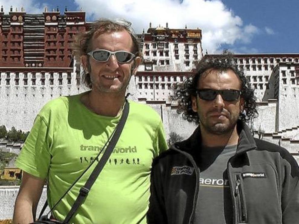 Javier Pérez y Carlos Pauner en las escaleras del Potala, centro sagrado del Tíbet, en Lhasa.