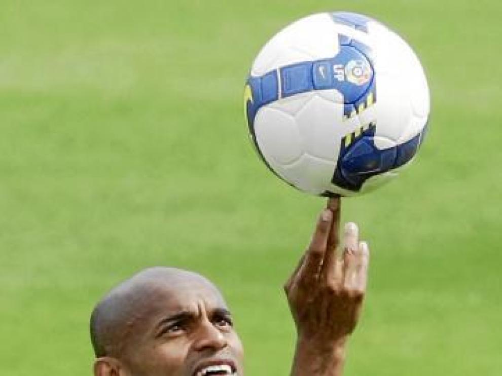 Ewerthon juguetea con un balón en la Ciudad Deportiva.