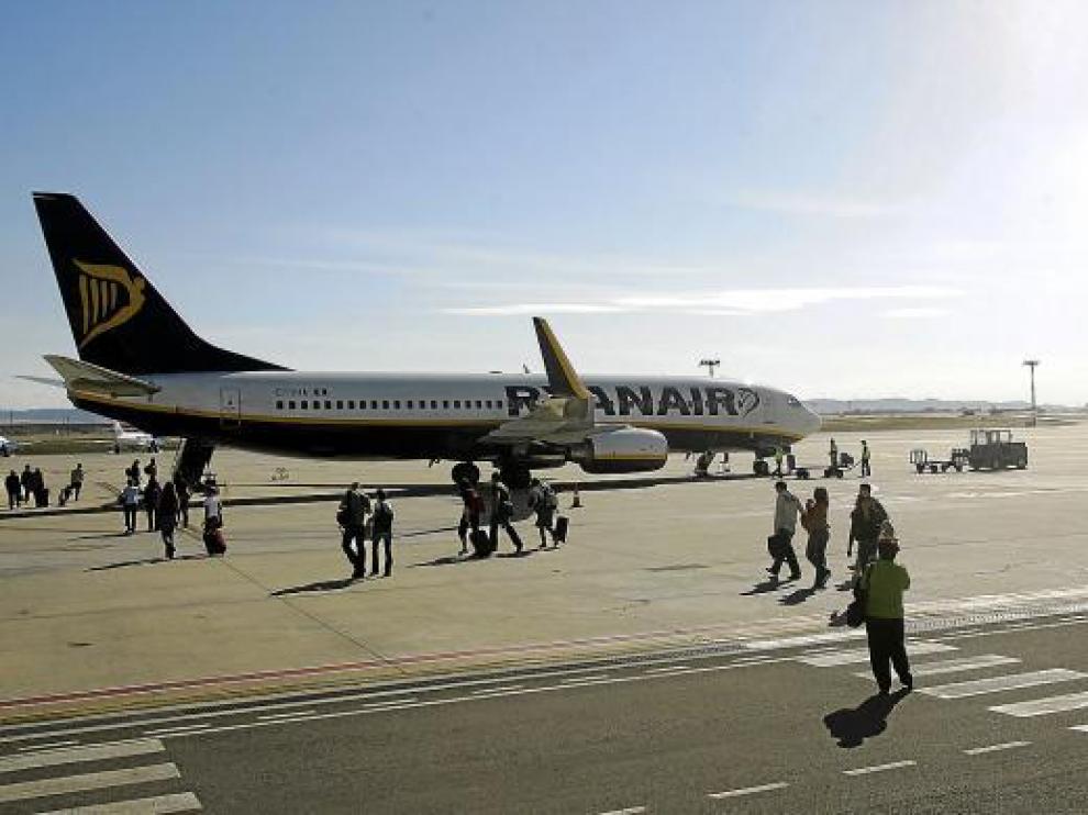 Uno de los aviones de la aerolínea irlandesa, en el aeropuerto de Zaragoza.