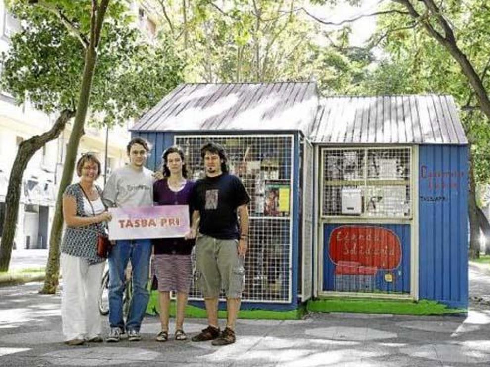 Cuatro de los voluntarios que atienden la tienda de la asociación Tasba Pri.