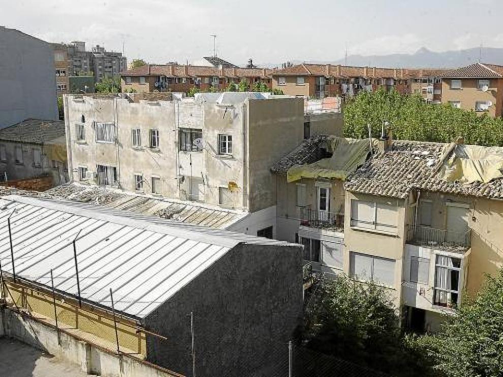 Las dos últimas plantas del edificio en el que ocurrió la explosión -en el centro- han sido derribadas.