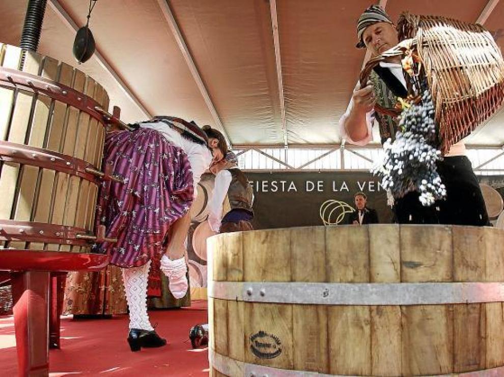 María José Lahuerta y su marido José Manuel Pérez, vertiendo las uvas que luego pisaron.
