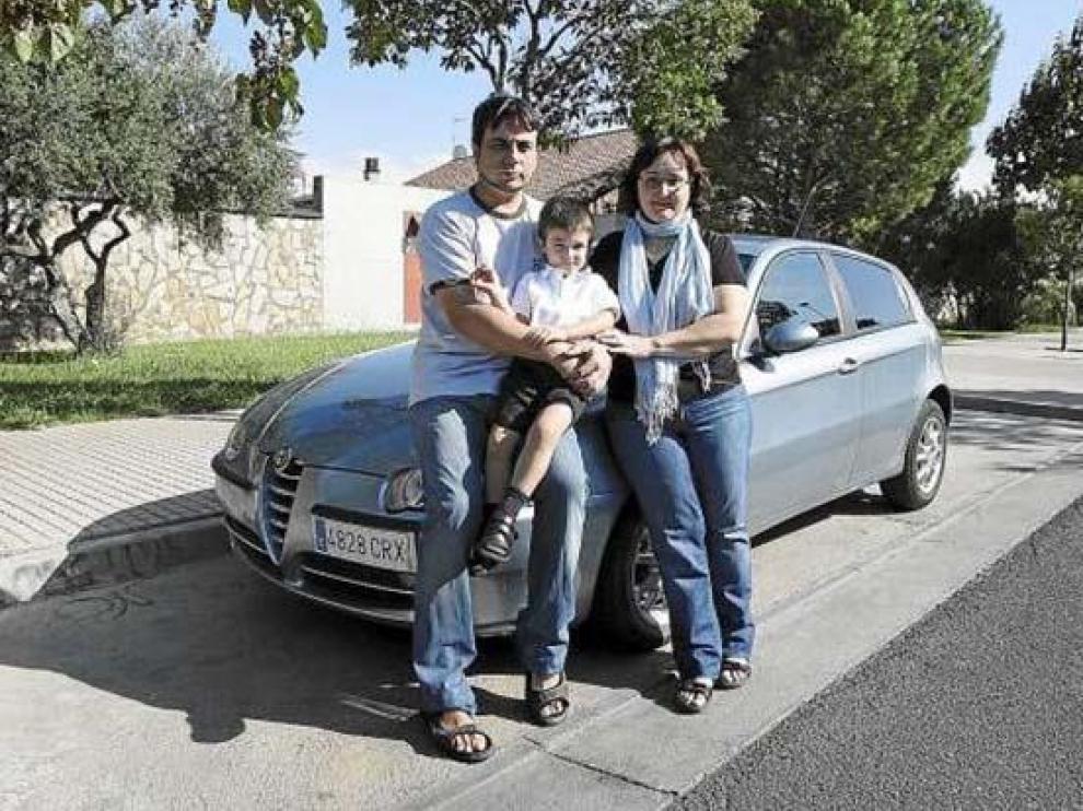 Gonzalo González y María Teresa Puyó llevan al pequeño Carlos en coche hasta el colegio