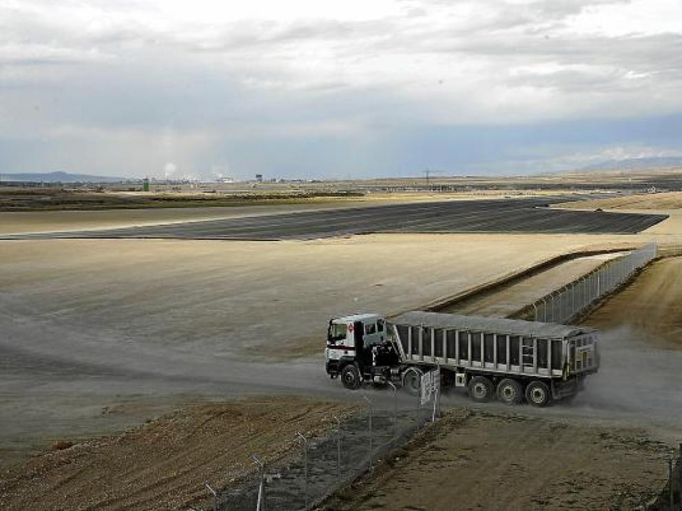 Un camión transportaba ayer material en el futuro aeropuerto de Caudé. Al fondo, la pista.
