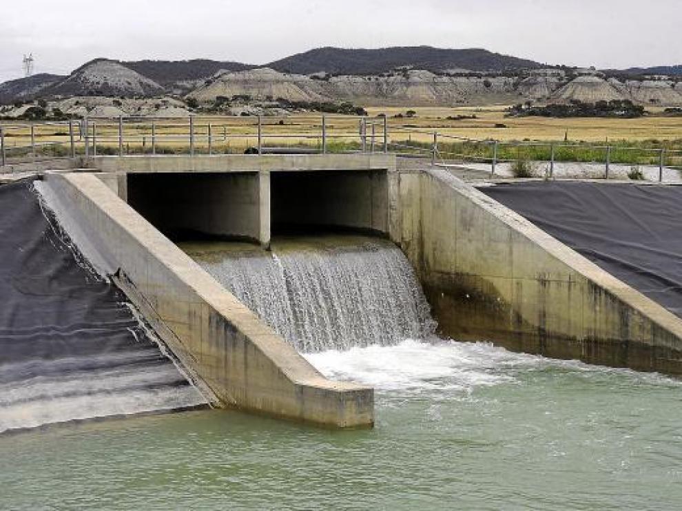 Caudales del Pirineo en los depósitos de Sora, donde nace la tubería que va hasta Zaragoza.