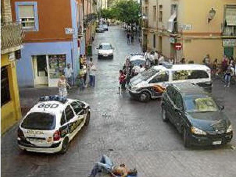 Broncas en plena calle. Denuncian que Agustina de Aragón es un punto habitual de peleas y venta de drogas.