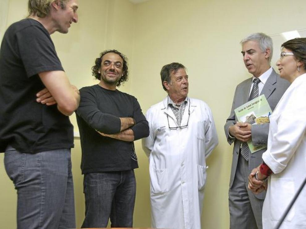 Pérez, Pauner, el doctor Morandeira, el gerente del Sector Salud, Víctor M. Calleja, y la doctora Nerín ayer en el Clínico.