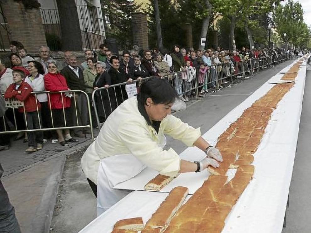 Voluntarios se encargaron de cortar el bocadillo gigante para repartirlo entre los ciudadanos.