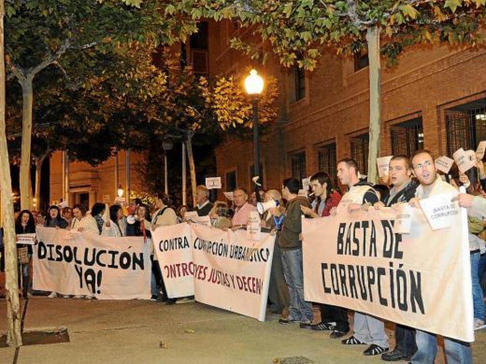 Los manifestantes se concentraron a las puertas de la sede del Gobierno de Aragón.
