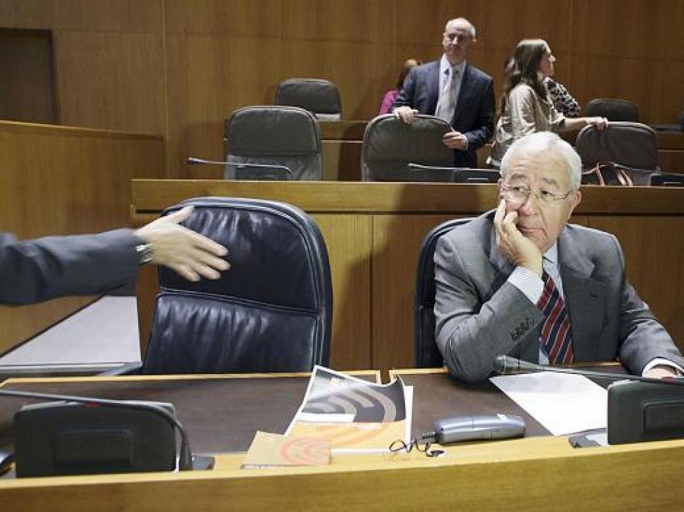 El vicepresidente Biel, momentos antes de saludar al presidente Iglesias en las Cortes.