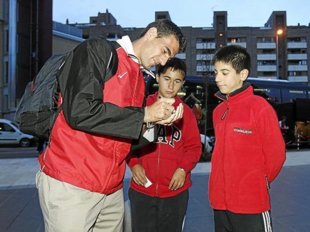 El ahora delantero del Nástic Roberto García firma autógrafos a su llegada a Huesca.
