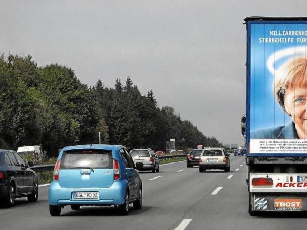 Un camión con un cartel de la canciller Angela Merkel, ayer, en una carretera cerca de la ciudad de Múnich