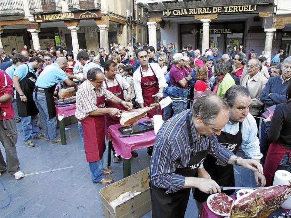 Cortadores aficionados y espectadores llenaron la plaza del Torico.