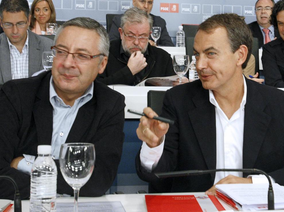 l jefe del Ejecutivo, José Luis Rodríguez Zapatero (d), conversa con el vicesecretario general del PSOE, José Blanco (i),