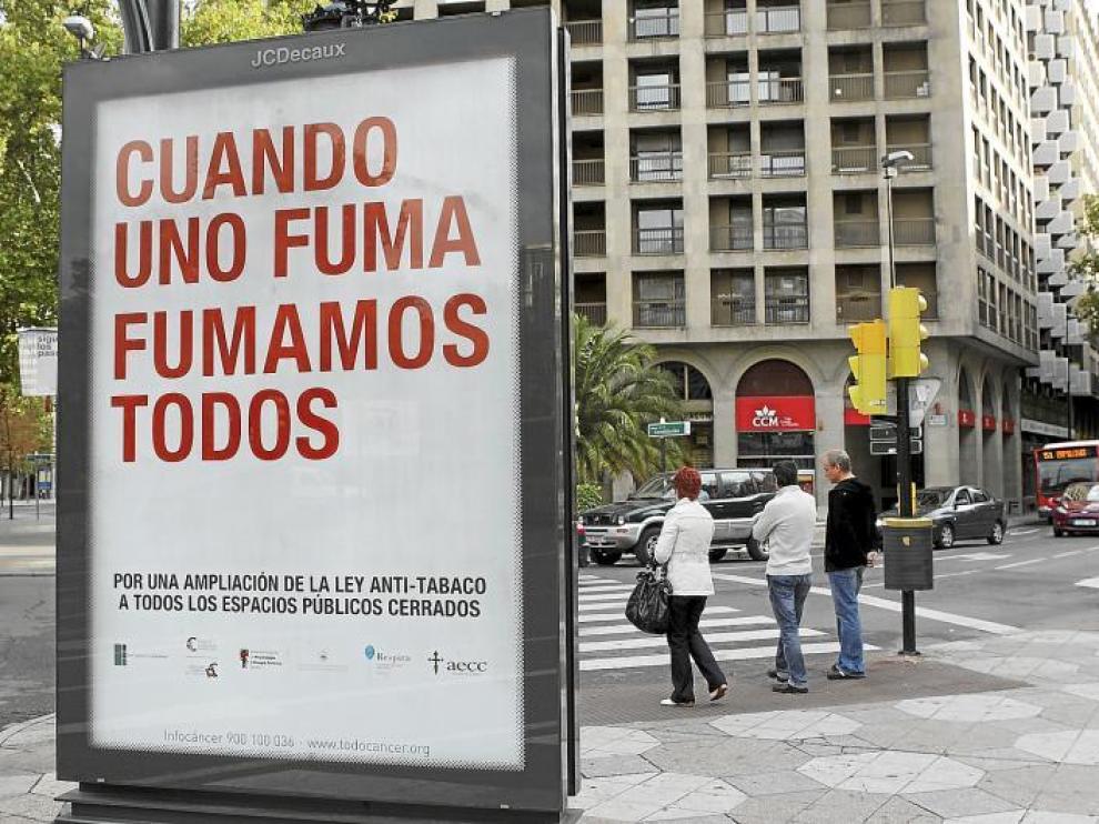 Campañas de publicidad. Hace algunos días que se pueden ver por diferentes puntos de la capital aragonesa carteles publicitarios, donde varias asociaciones piden la ampliación de la ley antitabaco