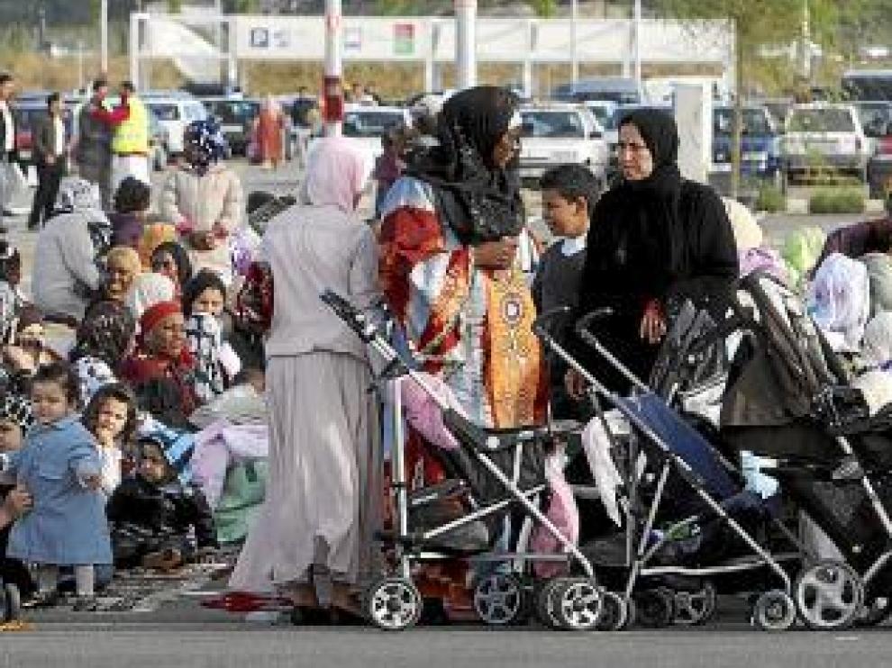 Las mujeres y los niños ocuparon desde primera hora el fondo del aparcamiento.