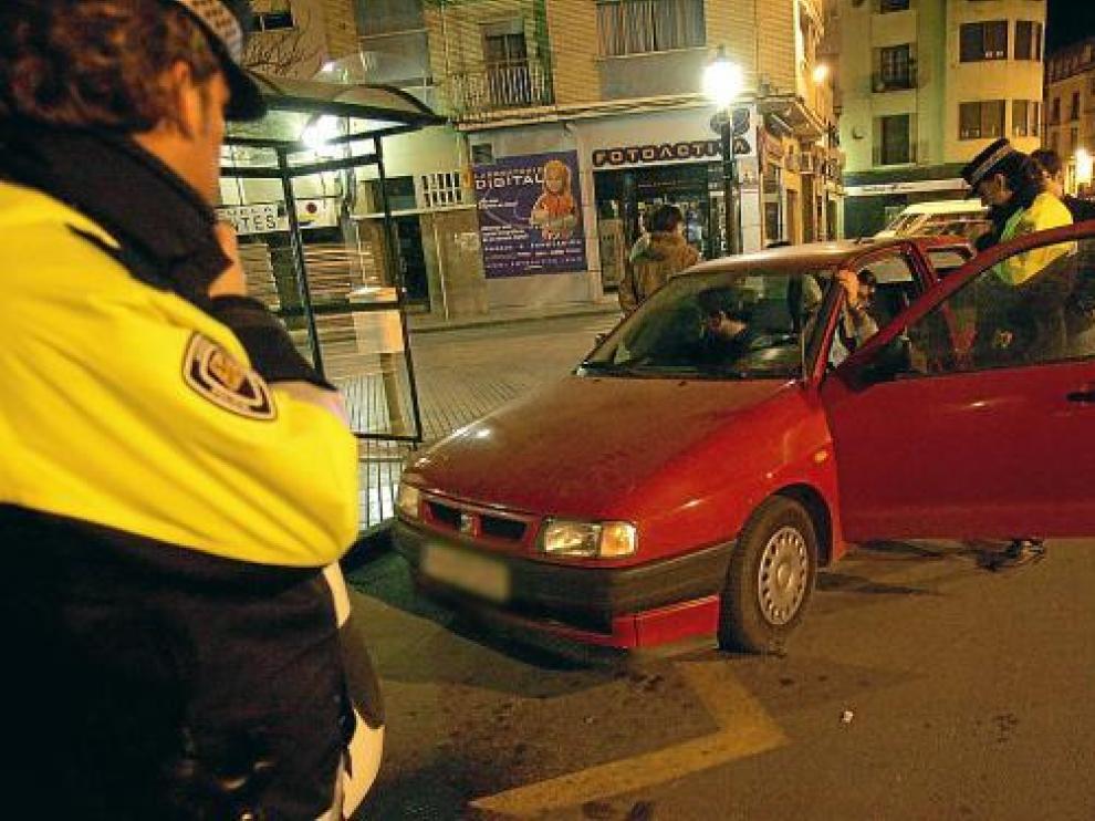 Control de alcoholemia en una céntrica calle de Huesca de madrugada.