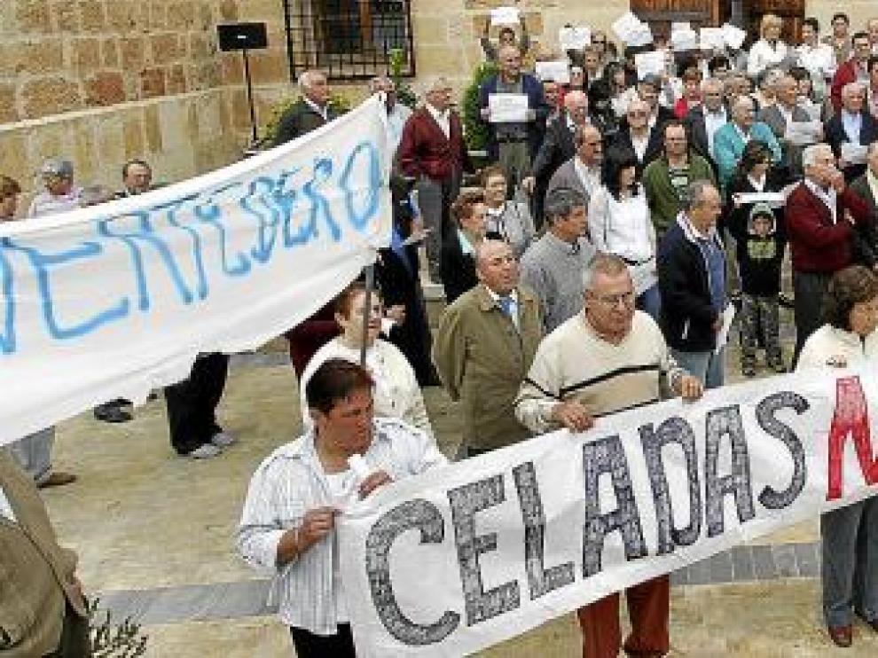 Los vecinos desplegaron pancantas delante del Ayuntamiento.