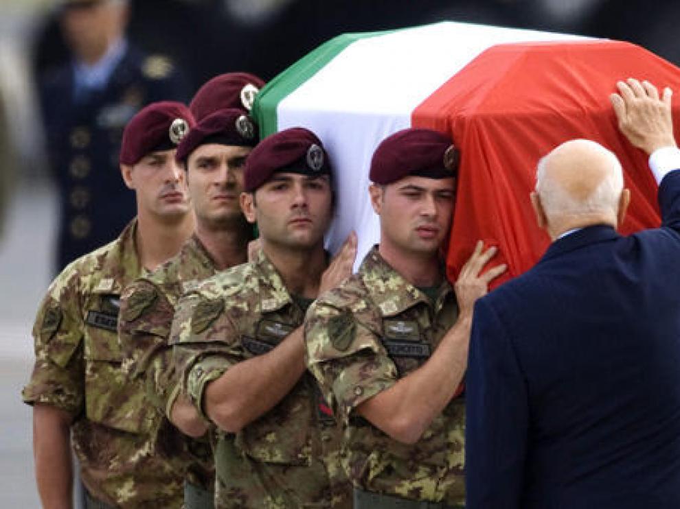 El presidente Gerogio Napolitano, frente a uno de los féretros