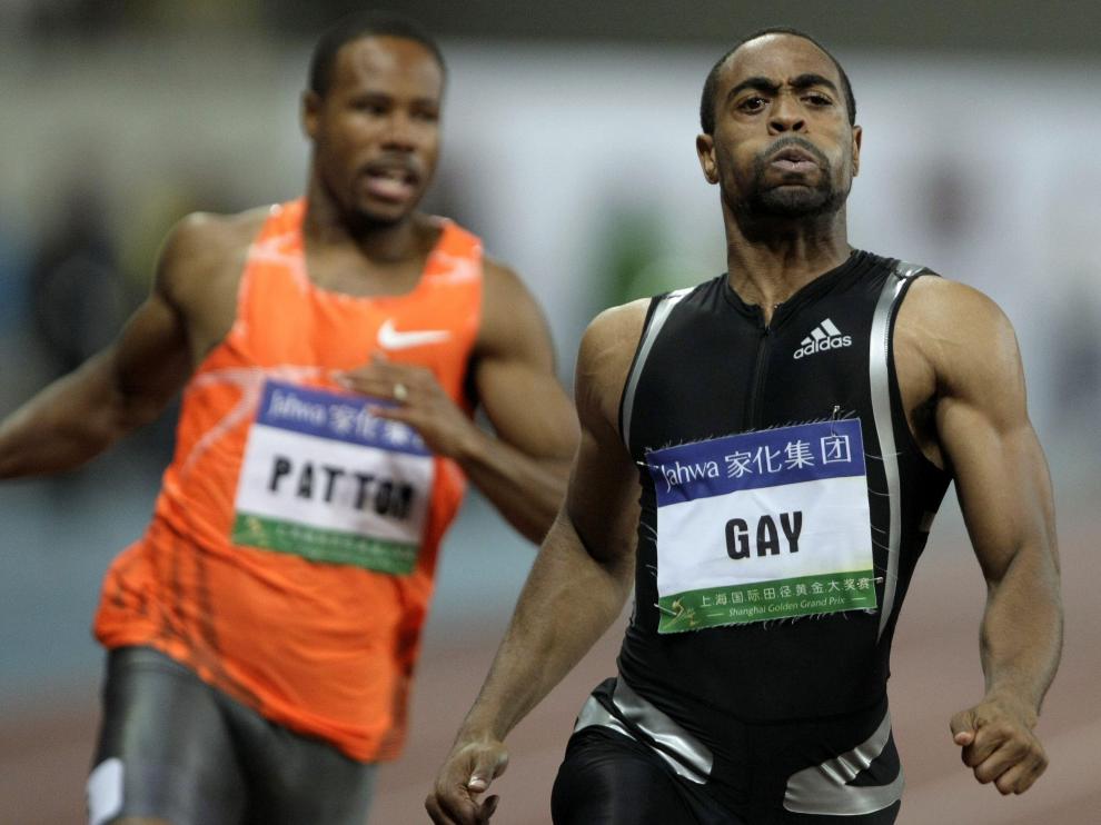 Tyson Gay, de negro, a su llegada a meta